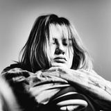 Collage: Janne mit traurig-nachdenklichem Blick in einen Spiegel schauend fotografiert.Janne von der Taille aufwärts