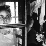 Collage: Durch die Glasscheiben eines Fensterkreuzes sieht man Janne. Janne mit einer schicken Sonnenbrille