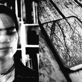 Collage: Jannes Gesicht nah. Im Bildschirm eines Handys spiegeln sich blattlose Baumzweige.