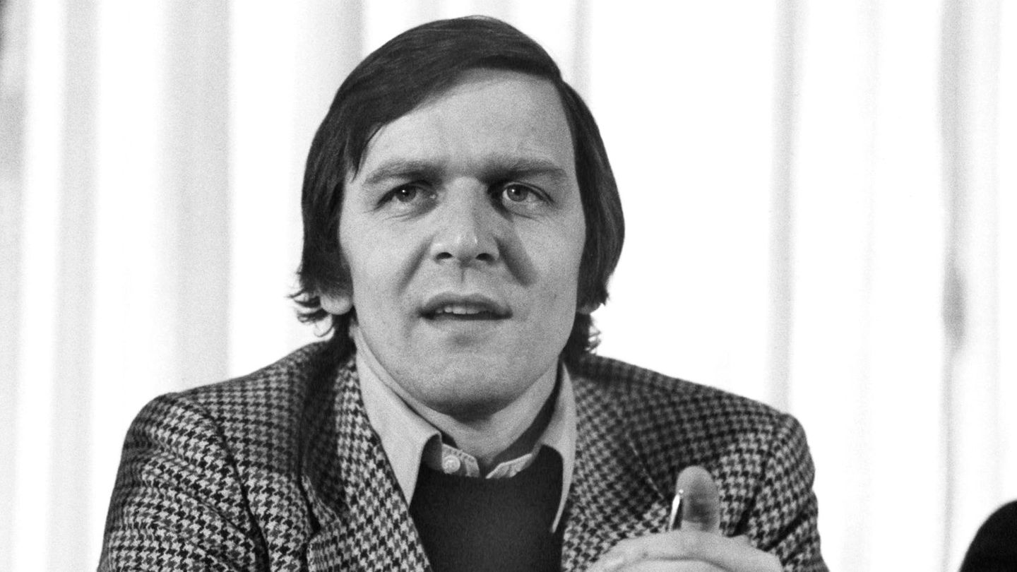 Auf diesem Bild von 1978 ist Schröder Juso-Bundesvorsitzender und bleibt das zwei Jahre lang. 1963, im Alter von 19 Jahren, tritt der Einzelhandelskaufmann in die SPD ein – da holt der noch an der Abendschule seine mittlere Reife nach. 1966 hat er auch das Abitur in der Tasche und beginnt ein Jura-Studium. 1969/70 wird er Vorsitzender der Jusos Göttingen, 1976 erhält er in Hannover seine Zulassung als Rechtsanwalt. 