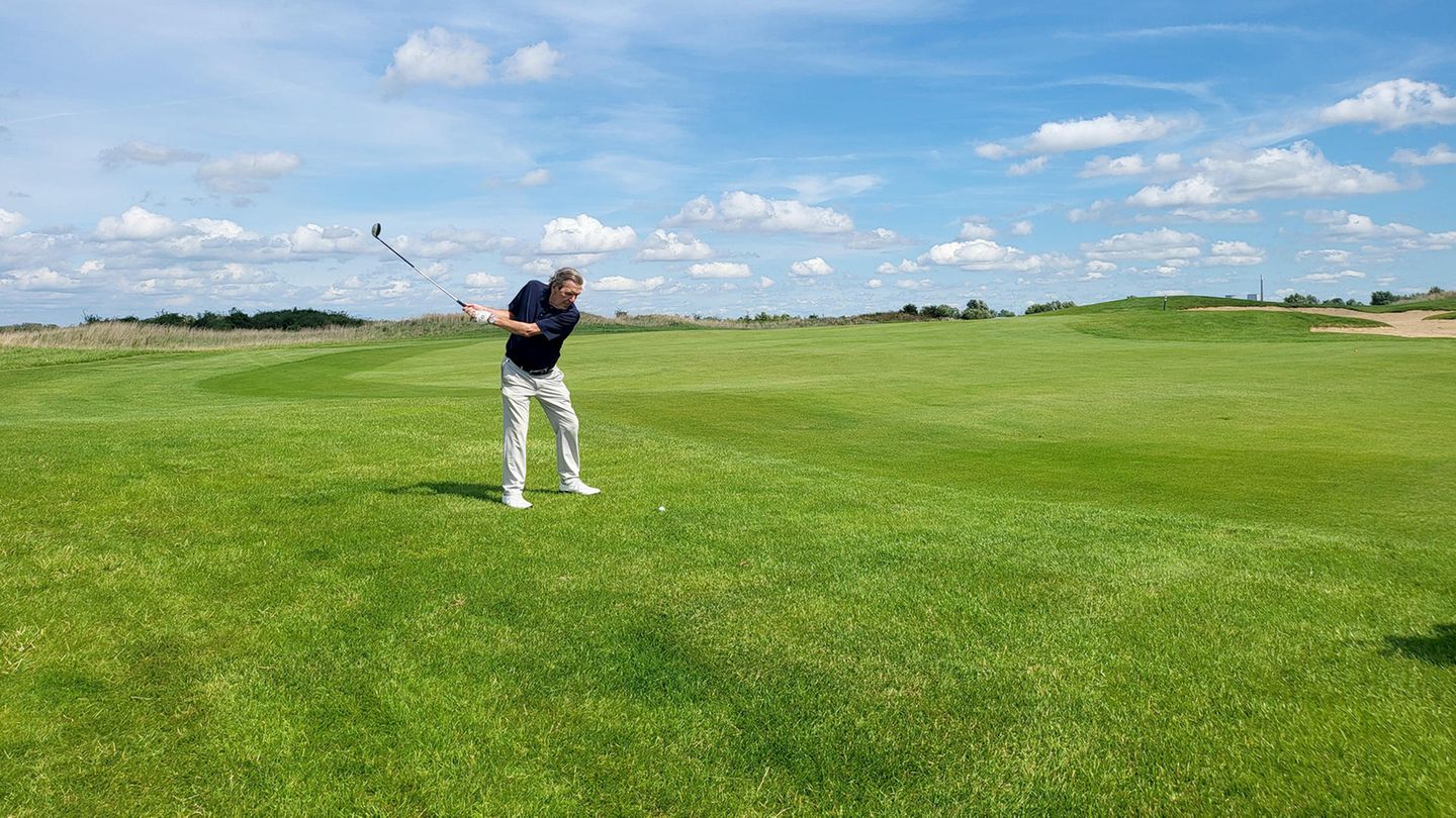 Schröder, Hobby-Fußballer und Fan des Zweitligisten Hannover 96, verbringt im Sommer auch Zeit mit Golf. Etwas am Schwung zu verbessern gibt es wohl immer