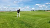 Schröder, Hobby-Fußballer und Fan des Zweitligisten Hannover 96, verbringt im Sommer auch Zeit mit Golf. Etwas am Schwung zu verbessern gibt es wohl immer