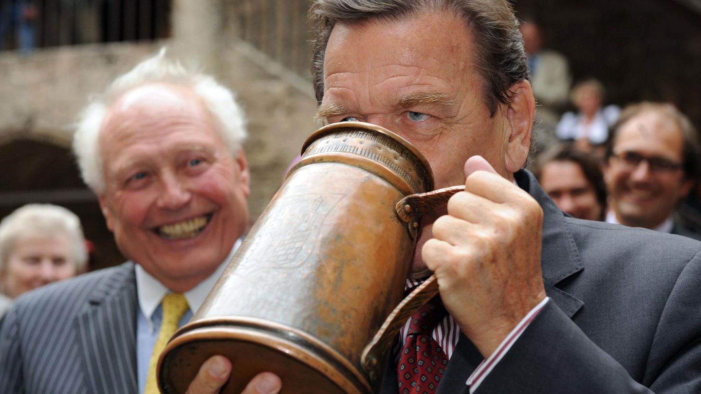 Schröder genießt den Ruf, pragmatisch und volksnah zu sein. Berühmt wird sein Spruch zu einem seiner Sicherheitsleute bei einer Autogrammstunde: "Hol' mir mal 'ne Flasche Bier, sonst streike ich hier und schreibe nicht weiter."   Bei einer Veranstaltung 2009 in Burghausen (Bayern) greift er aber doch eher zum Bierkrug.