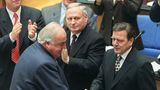 Helmut Kohl schüttelt Gerhard Schröder nach dessen Wahl zum Bundeskanzler die Hand