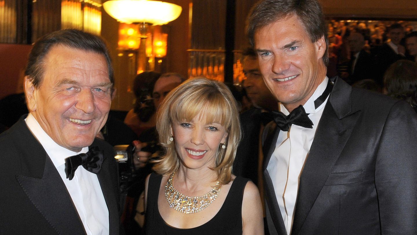 Im Oktober 1997 heiratet Schröder nur drei Wochen nach seiner Scheidung von Ehefrau Hiltrud die Journalistin Doris Köpf. 2009 feiert das Ehepaar mit AWD-Gründer Carsten Maschmeyer (r.) in der russischen Botschaft in Berlin.