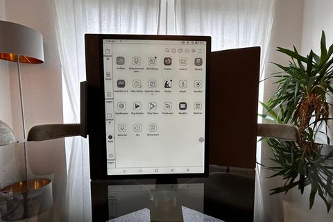 Das Boox Note Air3 C auf einem Glastisch