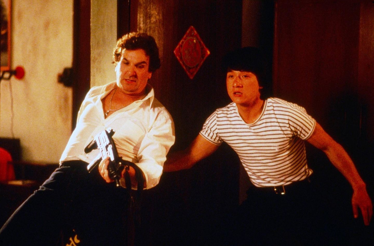 70. Geburtstag: "Der Protektor" (engl. Originaltitel "The Protector") wurde 1985 in Hongkong und in den USA gedreht. Als New Yorker Polizist Billy Wong begibt sich Jackie Chan mit seinem Kollegen Danny Garoni (Danny Aiello) nach auf die Spuren eines Drogenkartells in Hongkong. Dass auch der zweite Versuch Chans, den amerikanischen Markt zu erobern fehlschlug, schrieben die Kritiker allerdings dem Regisseur James Glickenhaus zu. Jackie Chan schnitt den Film ein zweites Mal, entfernte blutrünstige und sexistische Szenen und drehte inklusive des Endes einige neu. Diese Fassung darf aus rechtlichen Gründen jedoch nur im asiatischen Raum gezeigt werden. "Der Protektor" (engl. Originaltitel "The Protector") wurde 1985 in Hongkong und in den USA gedreht. Als New Yorker Polizist Billy Wong begibt sich Jackie Chan mit seinem Kollegen Danny Garoni (Danny Aiello) nach auf die Spuren eines Drogenkartells in Hongkong. Dass auch der zweite Versuch Chans, den amerikanischen Markt zu erobern fehlschlug, schrieben die Kritiker allerdings dem Regisseur James Glickenhaus zu. Jackie Chan schnitt den Film ein zweites Mal, entfernte blutrünstige und sexistische Szenen und drehte inklusive des Endes einige neu. Diese Fassung darf aus rechtlichen Gründen jedoch nur im asiatischen Raum gezeigt werden.