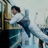 Jackie Chan hängt zwischen einem Zug und einem Auto
