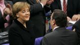 Das begreift Schröder wohl spätestens, als er am 22. November 2005 seiner Nachfolgerin, Bundeskanzlerin Angela Merkel, zu ihrer Wahl gratuliert. An dem Tag legt er auch sein Bundestagsmandat nieder.