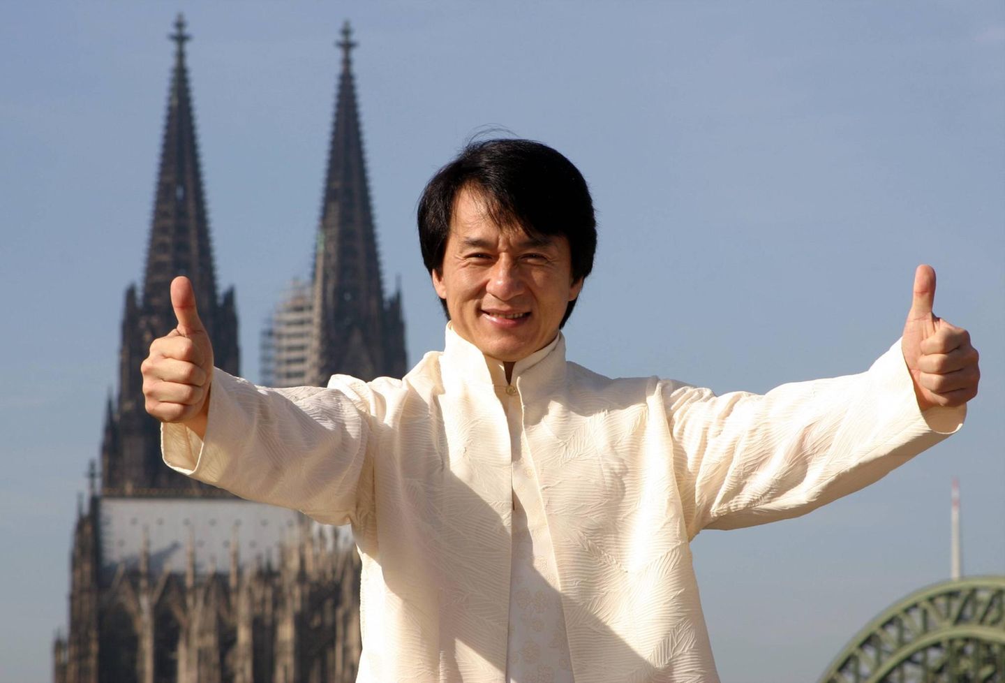 Jackie Chan reckt beide Daumen nach oben