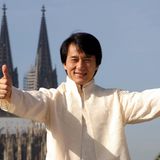 Jackie Chan reckt beide Daumen nach oben