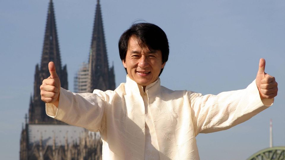 Jackie Chan reckt beide Daumen nach oben