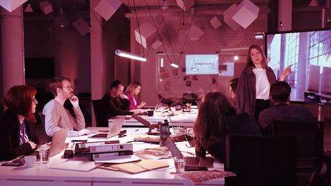 Das Investigativ Team von RTL und Stern sitzt in ihrem Hauptquartier und bespricht das weitere vorgehen