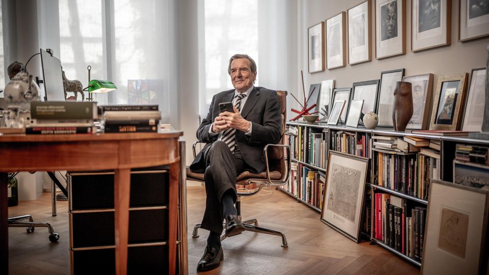 Gerhard Schröder (SPD), Bundeskanzler von 1998 bis 2005, aufgenommen in seiner Kanzlei.