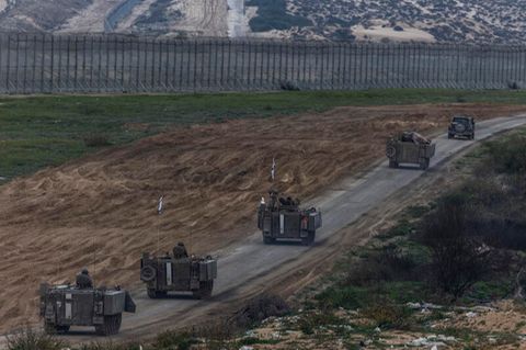 Gepanzerte Fahrzeuge fahren am Grenzübergang Erez zwischen dem Gazastreifen und Israel