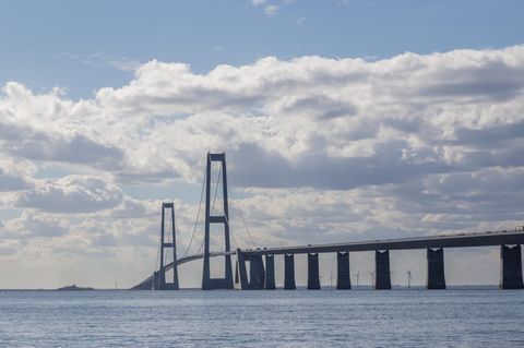 Der Autoverkehr auf der Großer Belt Brücke in Dänemark läuft weiter