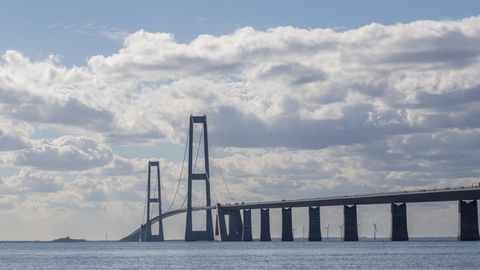 Der Autoverkehr auf der Großer Belt Brücke in Dänemark läuft weiter