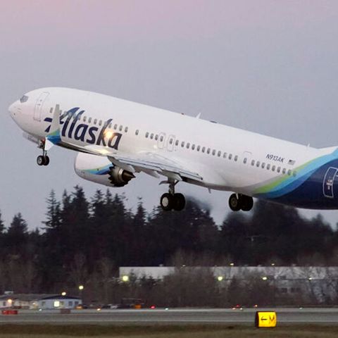 Ein Boeing 737-9 Max der Fluggesellschaft Alaska Airlines hebt ab