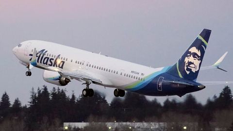 Ein Boeing 737-9 Max der Fluggesellschaft Alaska Airlines hebt ab