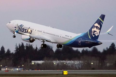 Ein Boeing 737-9 Max der Fluggesellschaft Alaska Airlines hebt ab
