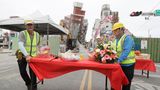 Hualien, Taiwan. Zwei Tage nach dem verheerenden Erdbeben im Pazifik steht fest: Das rote Backsteingebäude in der taiwanesischen Küstenstadt muss abgerissen werden. Allerdings passiert das nicht, ohne dem ganzen den gehörigen Respekt zu zollen. Zwei Arbeiter stellen deshalb einen Opfertisch für die Abrisszeremonie auf.
