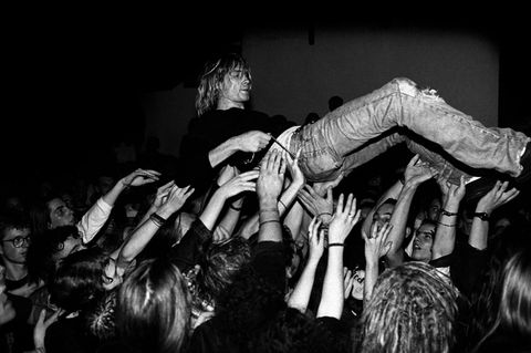 Kurt Cobain wird bei einem Konzert von den Fans auf Händen getragen