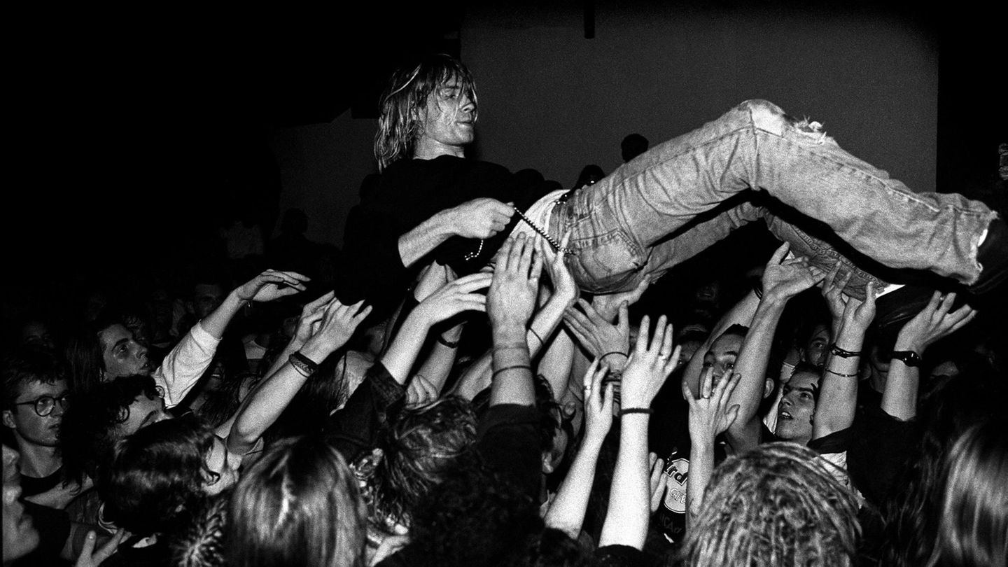 Kurt Cobain wird bei einem Konzert von Fans auf den Händen getragen