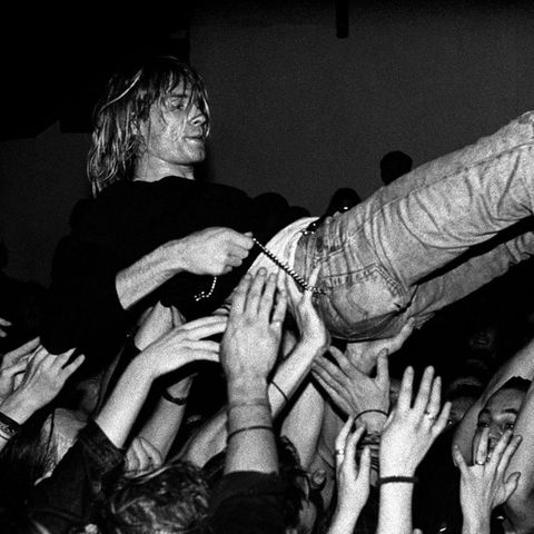 Kurt Cobain wird bei einem Konzert von den Fans auf Händen getragen