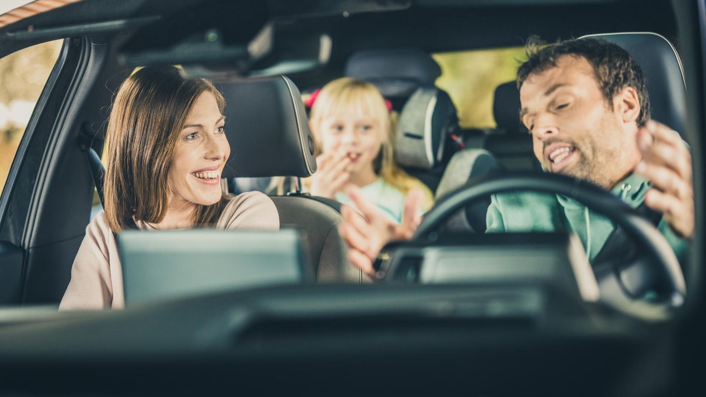 Eine Familie sitzt im Auto