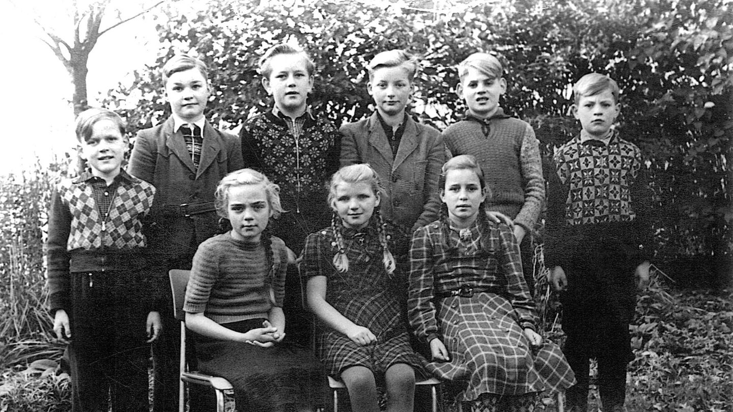 Gerhard Schröder auf einem Klassenfoto aus den 1950er Jahren