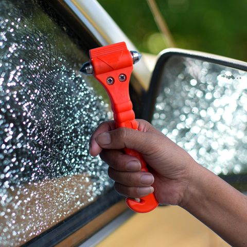 Sicherheitshammer in Autos und Glasbruch, zerbrochene Fensterscheiben und Einbruch