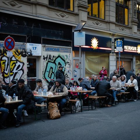 Im Bahnhofsviertel sitzen viele Menschen zusammen, essen gemeinsam und begehen das Fastenbrechen
