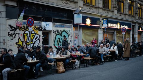 Im Bahnhofsviertel sitzen viele Menschen zusammen, essen gemeinsam und begehen das Fastenbrechen