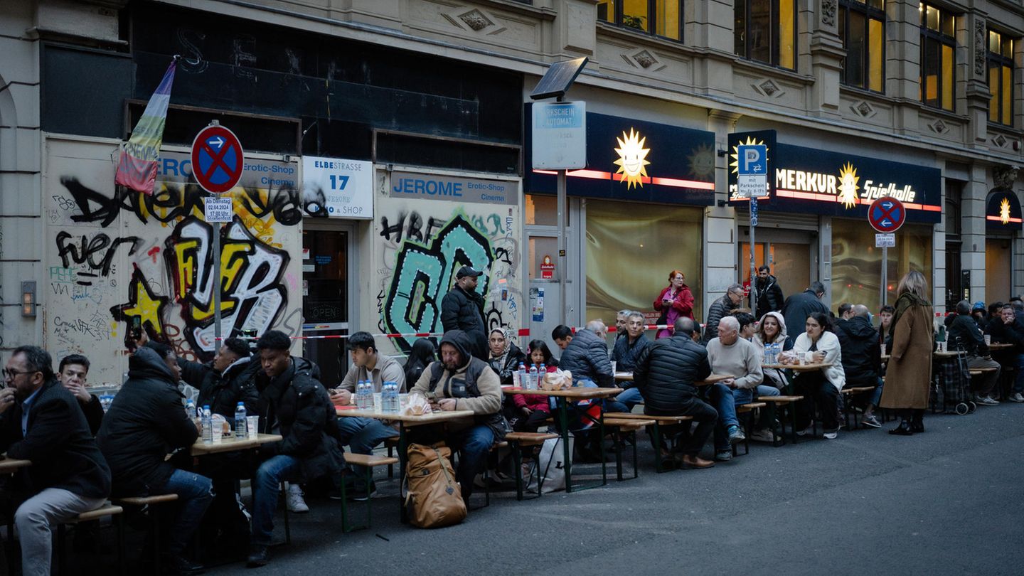 Juden Muslime Im Bahnhofsviertel sitzen viele Menschen zusammen, essen gemeinsam und begehen das Fastenbrechen