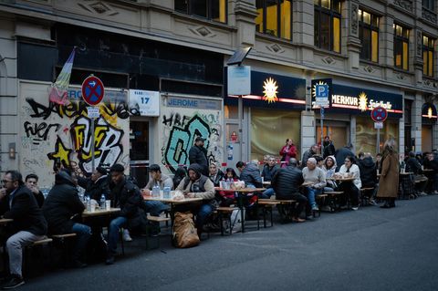 Im Bahnhofsviertel sitzen viele Menschen zusammen, essen gemeinsam und begehen das Fastenbrechen