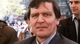 Von 1980 bis 1986 sitzt Gerhard Schröder für die SPD im Bundestag, eh er SPD-Spitzenkandidat bei der Landtagswahl in Niedersachsen wird – und sich dafür natürlich auch auf der Mai-Kundgebung 1986 in Hannover zeigen muss.