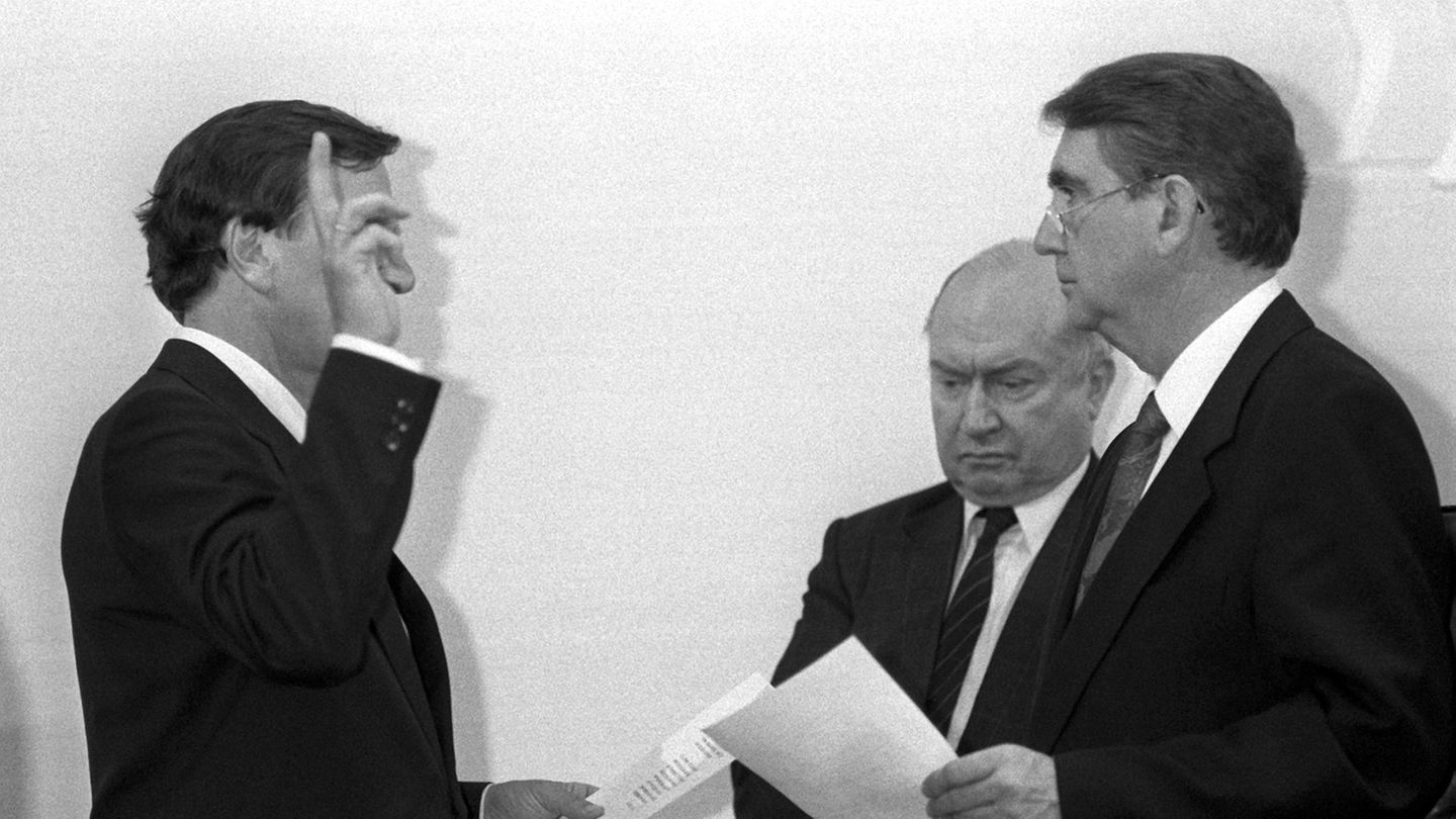 Gerhard Schröder 1990 bei seiner Vereidigung als Ministerpräsident von Niedersachsen