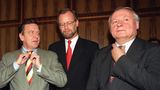 Nach der für die SPD erfolglosen Bundestagswahl 1994 stellt Schröder zusammen mit Rudolf Scharping (M.) und Oskar Lafontaine (r.) die sogenannte Führungstroika der SPD.