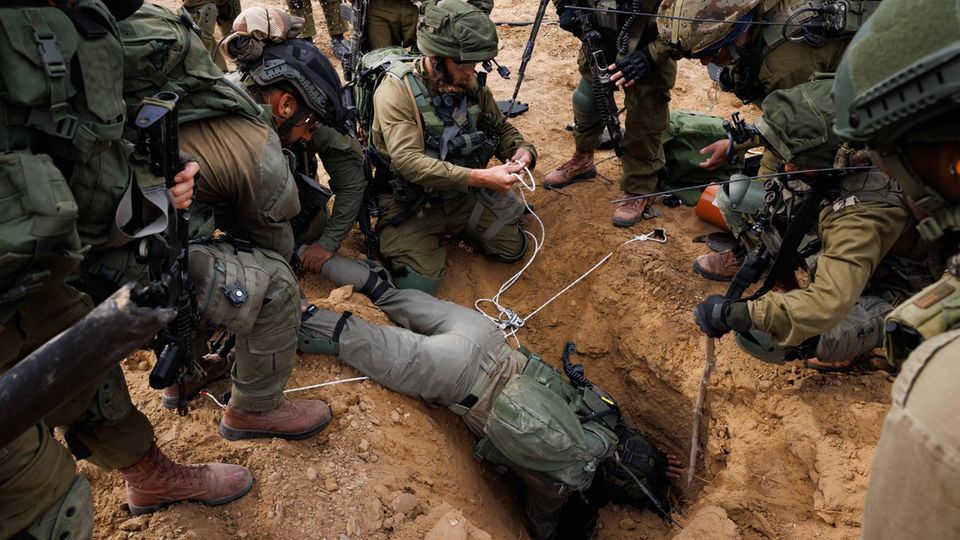 Een Israëlische soldaat bevindt zich in een tunnelingang naar Hamas