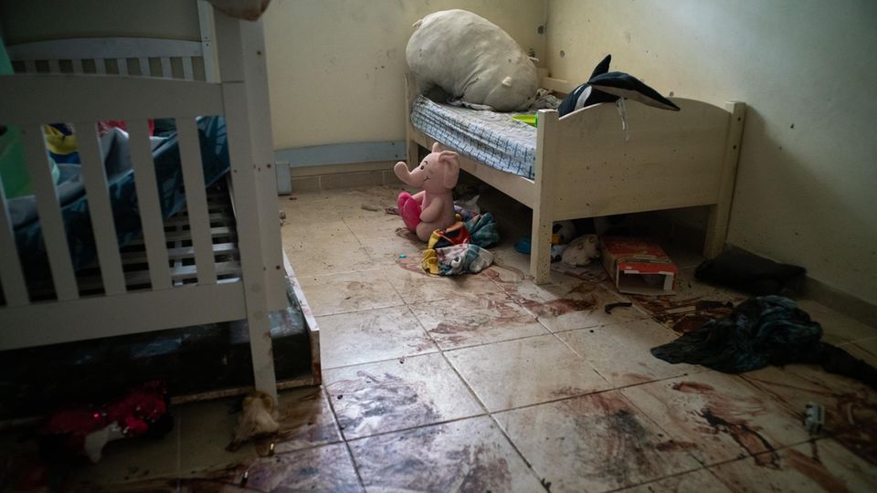 Op de grond een kinderzimmer in Kibbuz Be'eri klebt vertrocknetes Blut