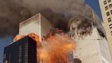 Nach den Terroranschlägen am 11. September 2001 auf die USA zögert Schröder nicht, einer deutschen Beteiligung am Militäreinsatz in Afghanistan zuzustimmen.