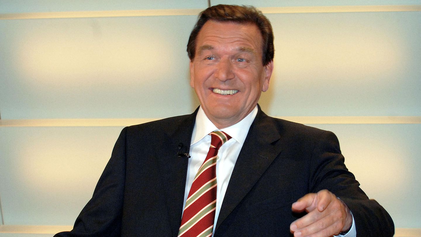 Gerhard Schröder 2005 lacht vor Beginn der auch "Elefantenrunde" genannten "Berliner Runde" Gerhard Schröder 2005 lacht vor Beginn der auch "Elefantenrunde" genannten "Berliner Runde"