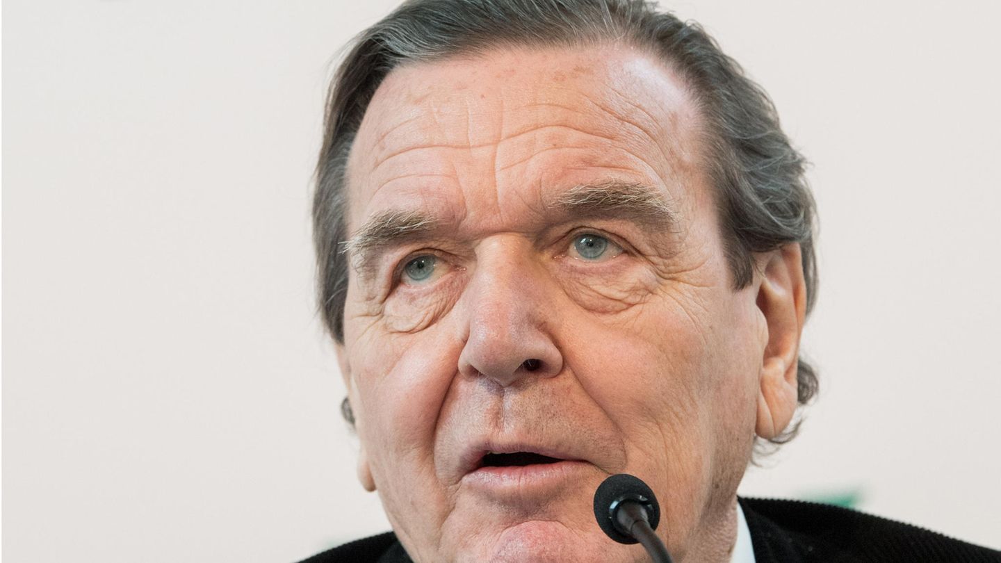 Gerhard Schröder vor einer Wand mit "Rosneft"-Schriftzug