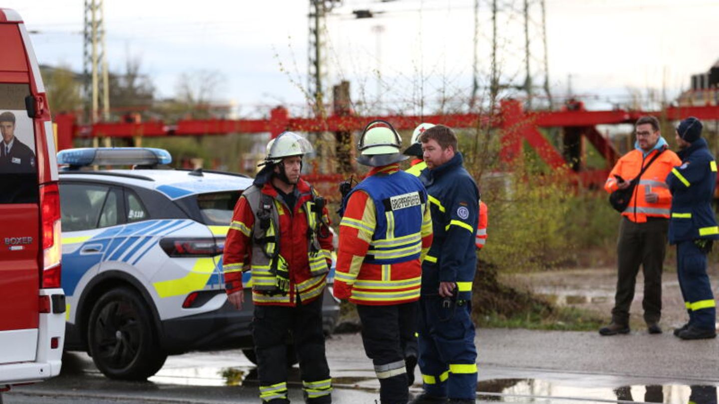 Neumarkt in der Oberpfalz: Polizei und Feuerwehr stehen an einem Gewerbegebiet