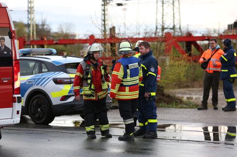 Neumarkt in der Oberpfalz: Polizei und Feuerwehr stehen an einem Gewerbegebiet