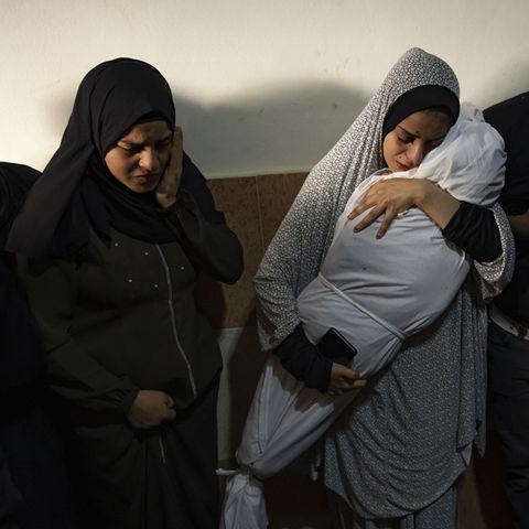 Bildkombination zeigt eine Szene aus Israel und Gaza: Frau trägt Tochter und Mutter trauert um Kind