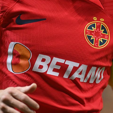 Sportwetten: Betano Werbung auf einem Trikot