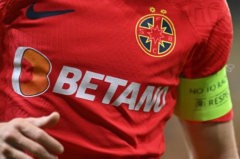 Sportwetten: Betano Werbung auf einem Trikot