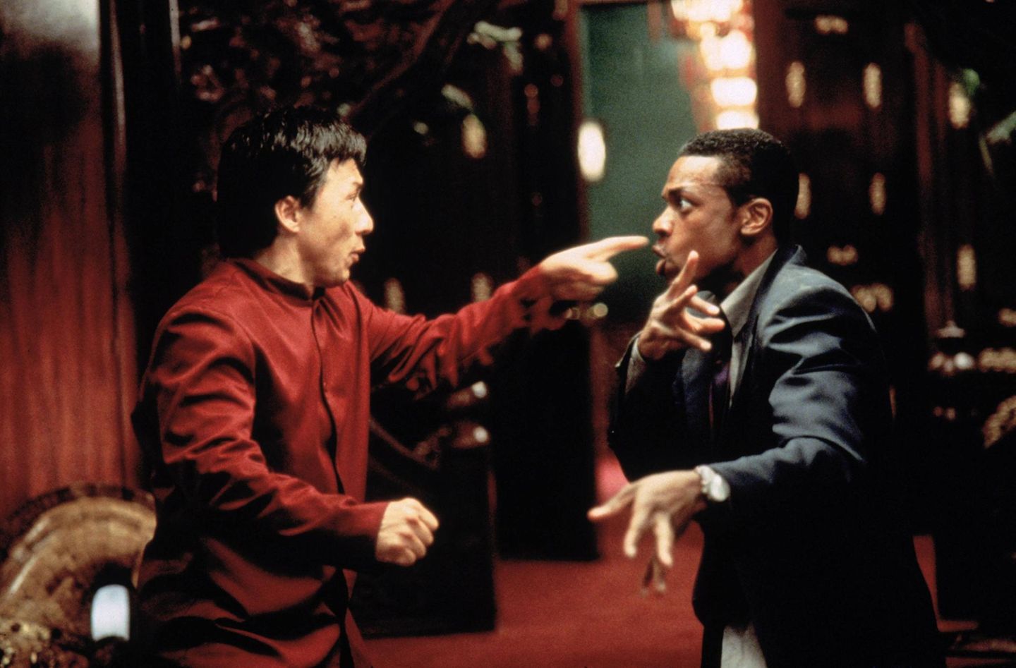 70. Geburtstag: "Rush Hour": Jackie Chan als Chief Inspector Lee aus Hongkong und Chris Tucker als Detective James Carter vom FBI – klar, dass es bei dem Auftrag, ein elfjähriges chinesisches Mädchen aus den Händen von Kriminellen zu befreien, zu kulturellen Differenzen kommt. 1998, als der Film erschien, war nicht abzusehen, dass es auch noch Teil 2 und 3 geben würde. "Rush Hour": Jackie Chan als Chief Inspector Lee aus Hongkong und Chris Tucker als Detective James Carter vom FBI – klar, dass es bei dem Auftrag, ein elfjähriges chinesisches Mädchen aus den Händen von Kriminellen zu befreien, zu kulturellen Differenzen kommt. 1998, als der Film erschien, war nicht abzusehen, dass es auch noch Teil 2 und 3 geben würde.