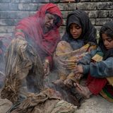 World Press Photo: Familie im Bagrami-Lager vor brennendem Müll